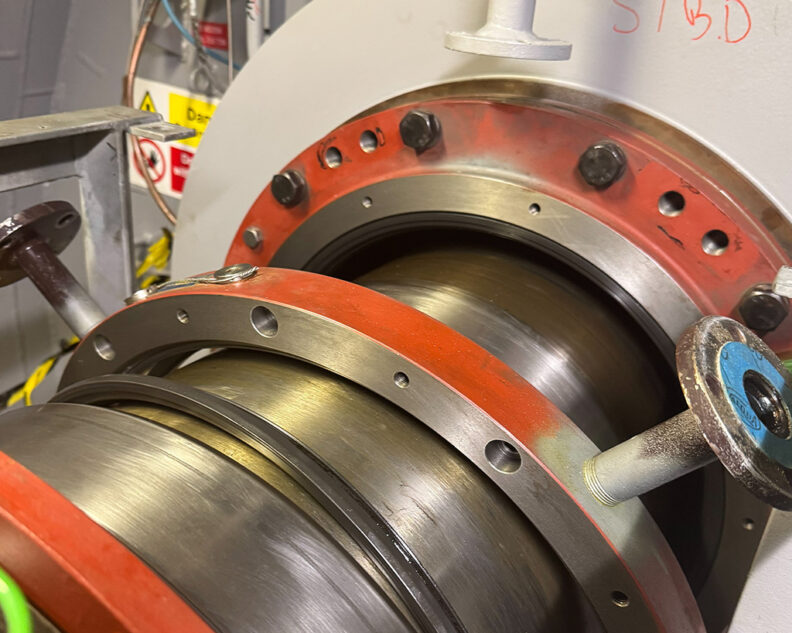 Aft & forward seals replacement on the main shaft
