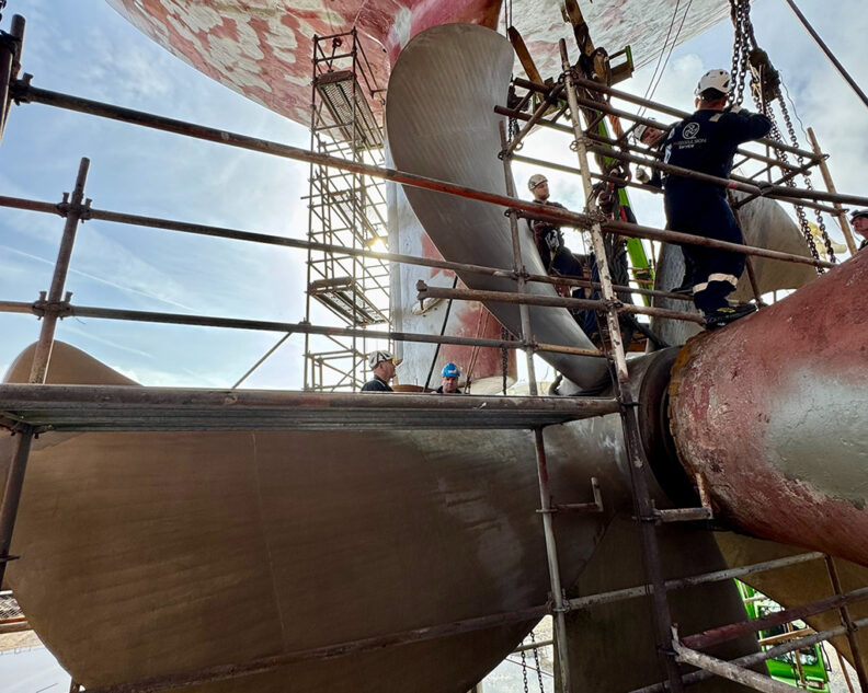 Propeller removing from the main shaft