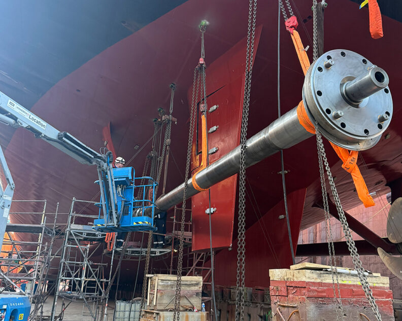 Taking out the shaft from stern tube