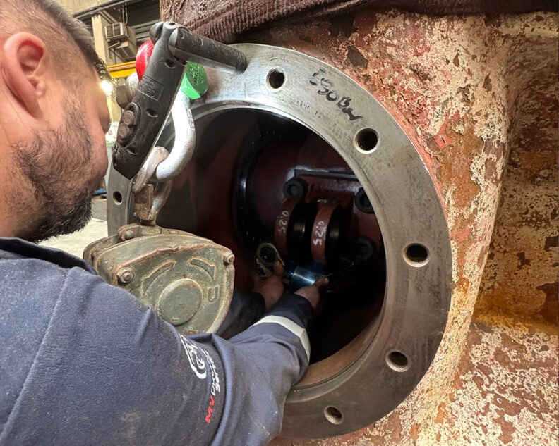 Stabilizer bolts tightening using specialized Hytorc tool